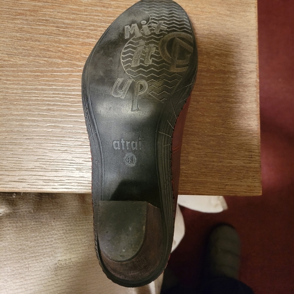 Burgundy leather pumps - Picture 3 of 3